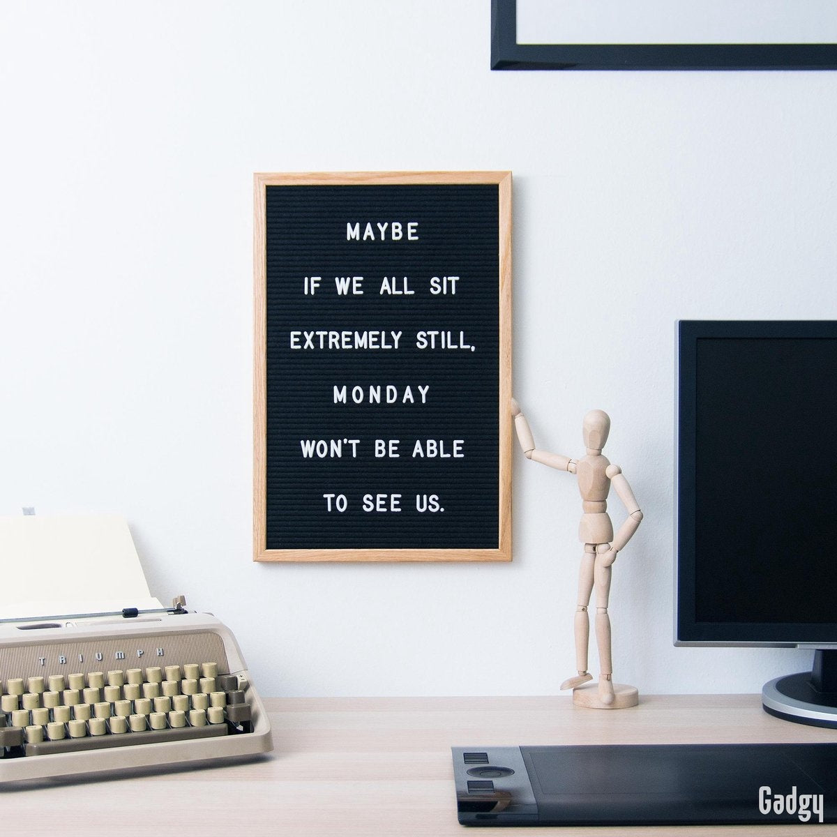 Gadgy Letterbord Zwart Vilt - Houten lijst 30x45cm - Inclusief 570 Kleuren Letters en 100 Icoontjes - Wanddecoratie Woonkamer - Leuk Cadeau - Verjaardagscadeau
