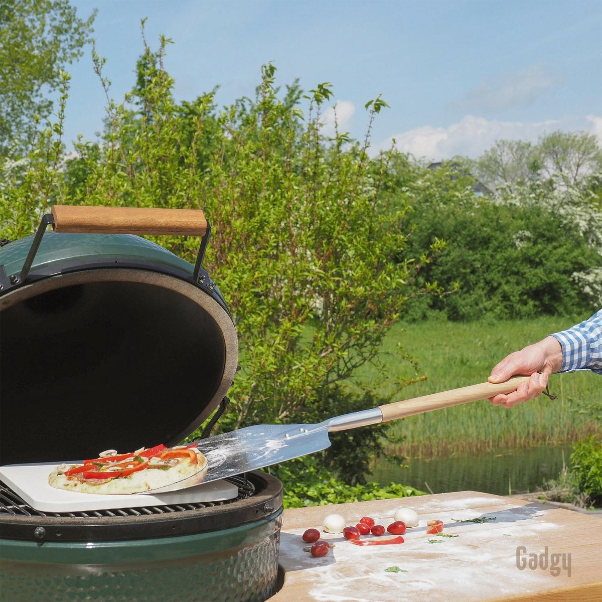 Gadgy Pizzaschep voor BBQ en Oven - Pizzaspatel - Vaderdag Cadeau - Lang Houten Handvat - Ophangbaar - Aluminium - XL 80 CM Lengte