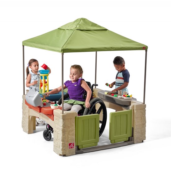 Step2 All Around Playtime Patio with Canopy Speelhuis - Patio van kunststof - Geschikt voor kinderen in Rolstoel en Mindervaliden - Met Speelkeuken & accessoires - Zand en water speelgoed