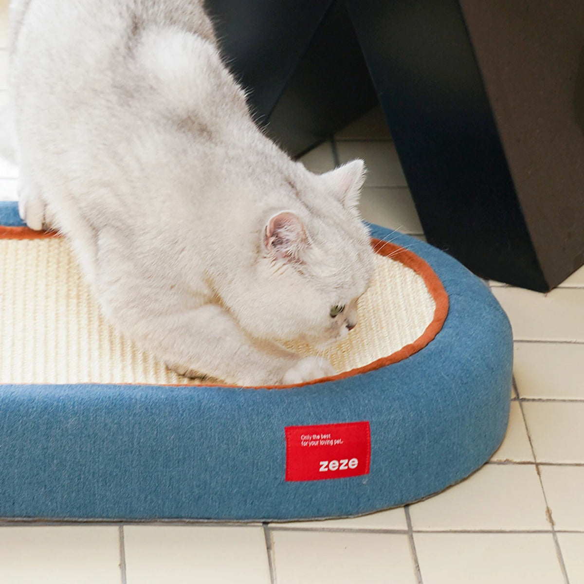 zeze Denim Jute Krabplank voor Katten - Gebogen Krabzone met Speelballen - 58 x 38 x 9 cm