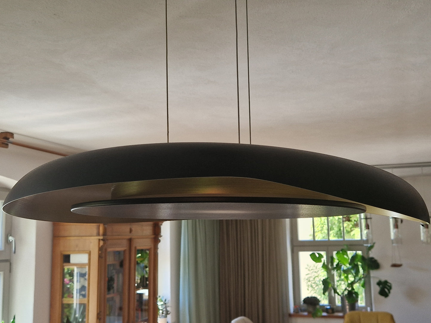 Hanglamp Golden Veil 4332ZW - Moderne zwarte hanglamp met gouden binnenzijde, hoogte instelbaar tot 125 cm, met ingebouwde LED-verlichting - Steinhauer