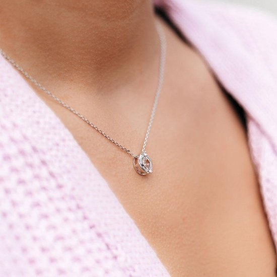 Yolora Dames Ketting met Ronde Hanger - Kalpa Camaka Kristal - Zilverkleurig - 18K Witgoud Verguld - Vrouwen Collier Zilver - Sieraden - Luxe Giftbox Geschenkdoos - Cadeau doos - Exclusieve Geschenkverpakking - Mooie Cadeauverpakking
