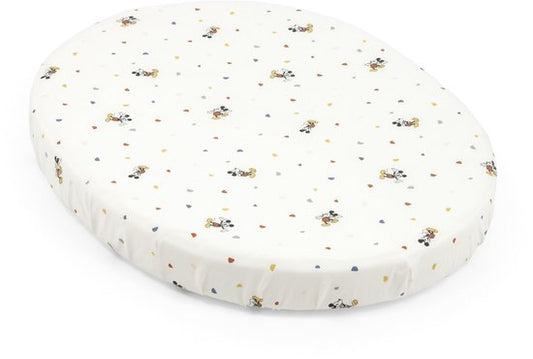 Stokke Sleepi Mini Hoeslaken, Mickey Celebration - Zachte lakens voor zoete dromen - Gemaakt voor het Ovale Sleepi Mini Matras - Veilig, Stijlvol & Wasbaar - 100% Fijn Perkaal Katoen
