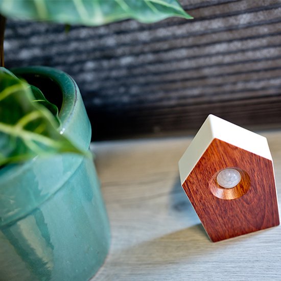 Nexxt Vogelgeluiden Huisje met Sensor voor op Toilet - Aanpasbaar Volume - WC - Bewegingsmelder - 8,6 x 3,5 x 12,5 cm - 90 g - Kastje - Bird Box - Donker Bruin