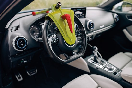 Bullock Defender Pro Stuurslot - Voorkomt tevens diefstal airbag - Opvallende gele kleur - Twee genummerde sleutels - Stuurslot Auto, bestelwagen, camper