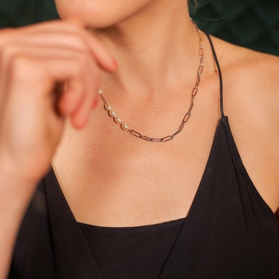Laura Ferini Dames Ketting Perla – Zilverkleurige Asymmetrische Schakelketting met Parels – 18K Witgoud Verguld Collier – Elegante Halsketting