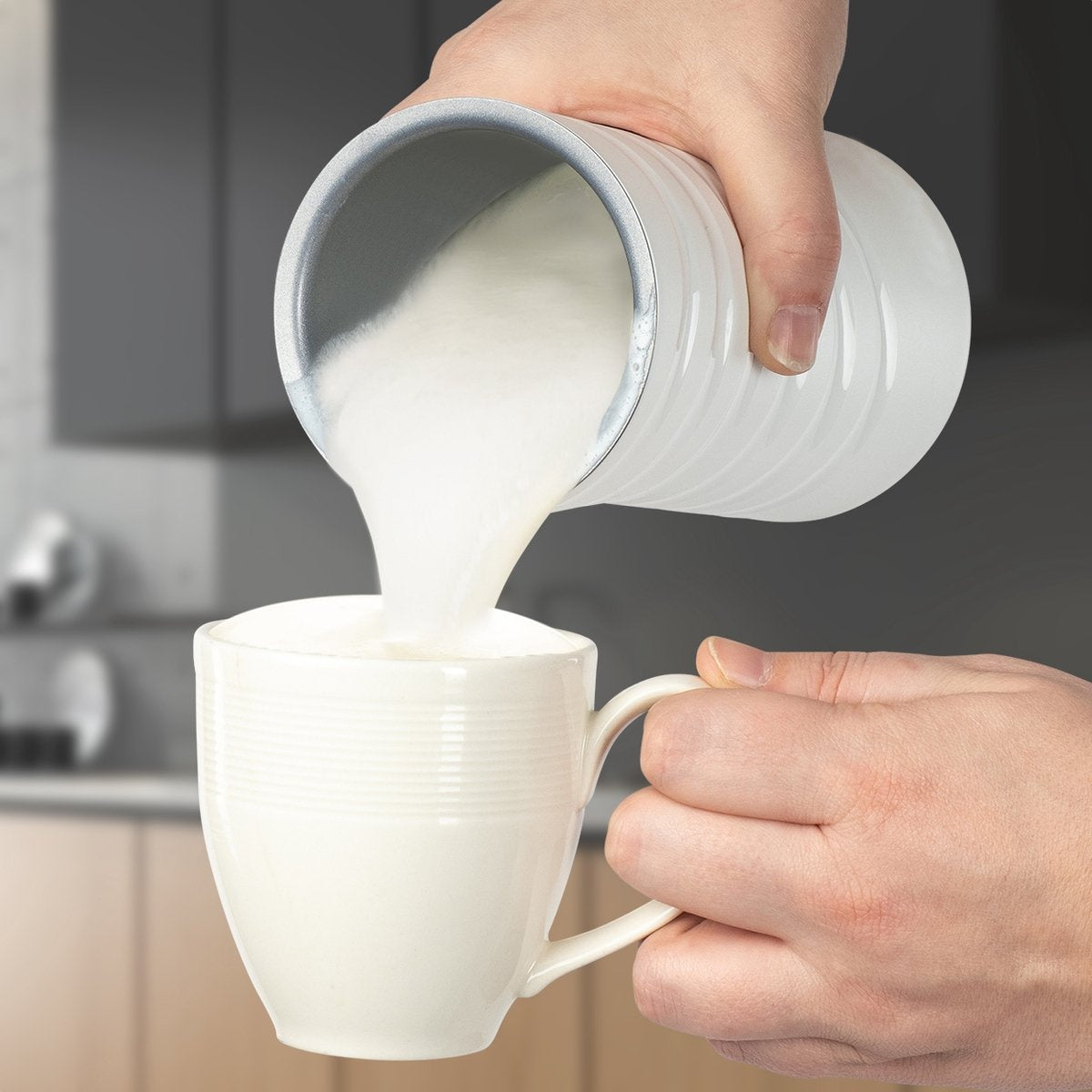 KitchenBrothers - Elektrische Melkopschuimer & Warmhoudfunctie - 240 ml - Wit RVS - 4-in-1 Functie - Modern Keukendesign - Inclusief Garde en Anti-aanbaklaag
