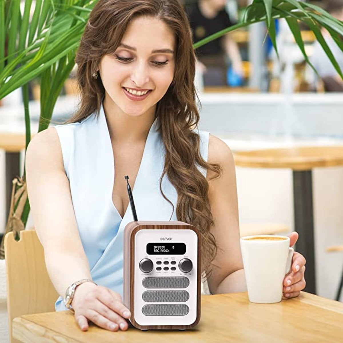 Denver DAB48W DAB+/FM Retro Radio – Bluetooth – 25W – LCD Display – 80 Voorkeurszenders – Wekker & Slaaptimer – Inclusief Afstandsbediening