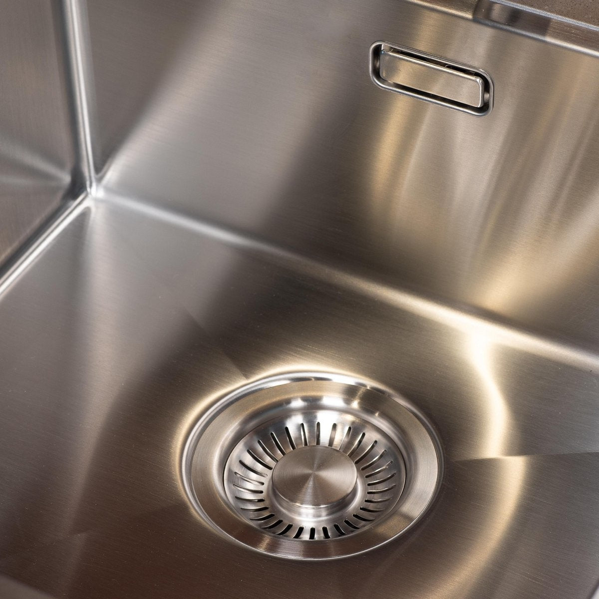 Mizzo Linea Anderhalve Spoelbak 18-34X40CM - 1,5 spoelbak - Wasbak Keuken - vanaf 60cm kast - Onderbouw / Vlakbouw / Inbouw - RVS 1.2mm dik