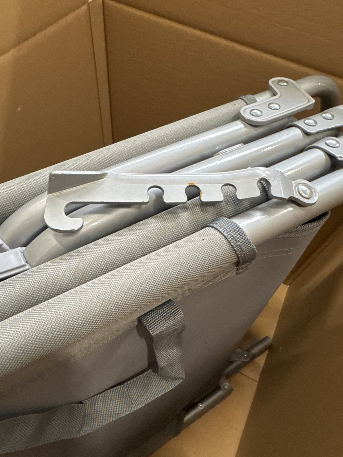 tectake® - ligstoel, robuust, verstelbaar, stalen onderstel met zonnescherm, 4-standen rugleuning inclusief hoofdkussen, strandstoel Ideaal voor tuin, zwembad, camping - grijs