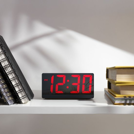 Caliber Digitale Wekker - Wekkers digitaal - Instelbare Snooze Tijd - Alarmklok - Dimbaar display - Digitale klok slaapkamer - USB Oplader