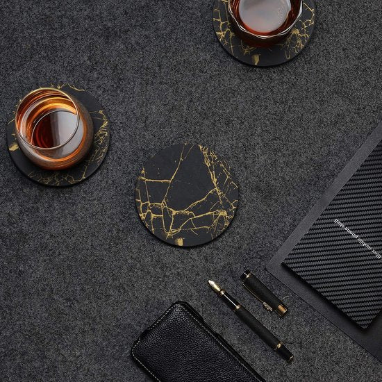 Castagnola Kunstlederen Onderzetters – Onderzetters voor Glazen – Design Onderzetters met Houder – Leren Onderzettersset – Leder – Set van 16 – Marmer look - Zwart/Goud