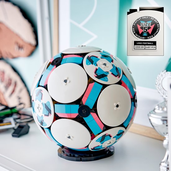 LEGO Editions Voetbal - 3D-display bouwpakket met mini-stadion - Verjaardagscadeau voor jongens, meisjes en voetbalfans vanaf 10 jaar - 43019