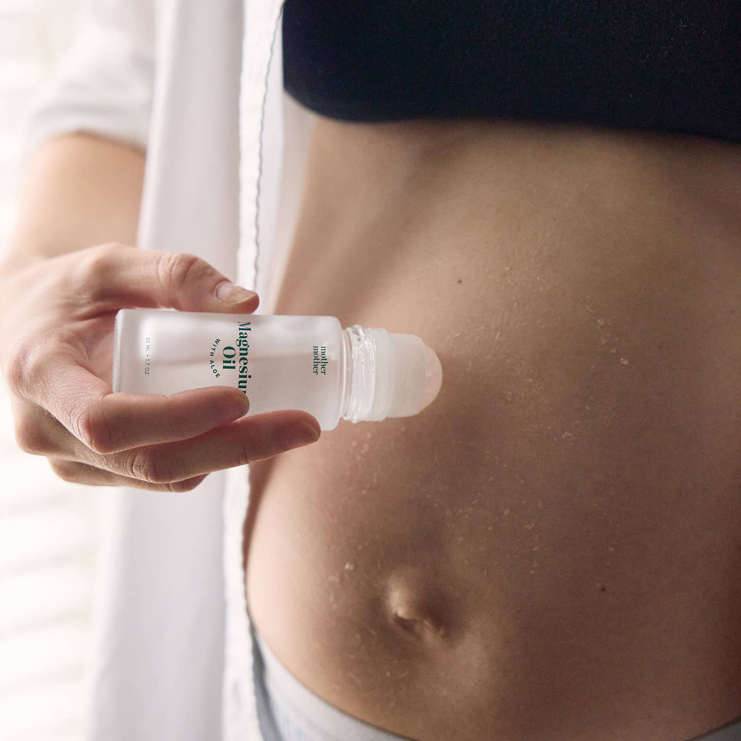 Mother Mother Magnesiumolie Roll-On met Aloë en Rozenkwartsroller - 50 ml - Transparant Glazen Fles