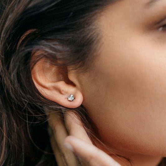 Yolora Dames Oorbellen - Ronde Kalpa Camaka Kristallen - Zilverkleurig - 18K Witgoud Verguld - Vrouwen Oorknoppen Zilver - Oorknopjes - Sieraden - Luxe Giftbox - Geschenkdoos - Cadeau doos - Exclusieve Geschenkverpakking - Mooie Cadeauverpakking
