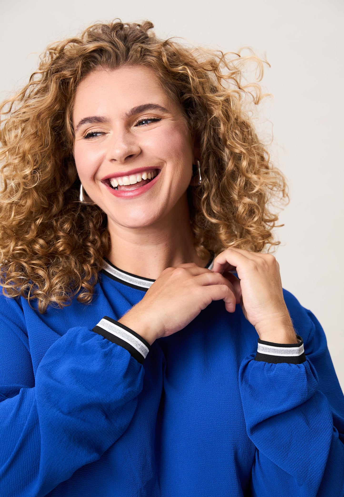 Romy Blouse PL – Kobaltblauw – Maat 48 – Comfortabele Top met Sportieve Details