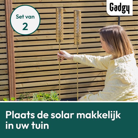 Gadgy Solar Tuinverlichting – 2x Staande Lampen met Bewegend Vlam Effect – Goud Metaal – LED Sfeerlampen op Zonne-energie – Voor Buiten – Weerbestendig – 98 cm Hoog - Grondspies