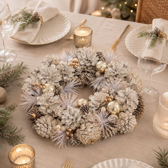 Mica Decorations Kerstkrans Hanley H9 x Ø45 cm - Deurkrans met Dennenappels - Kerst Krans Deur en Tafel - Multifunctionele Kerstversiering - Wit