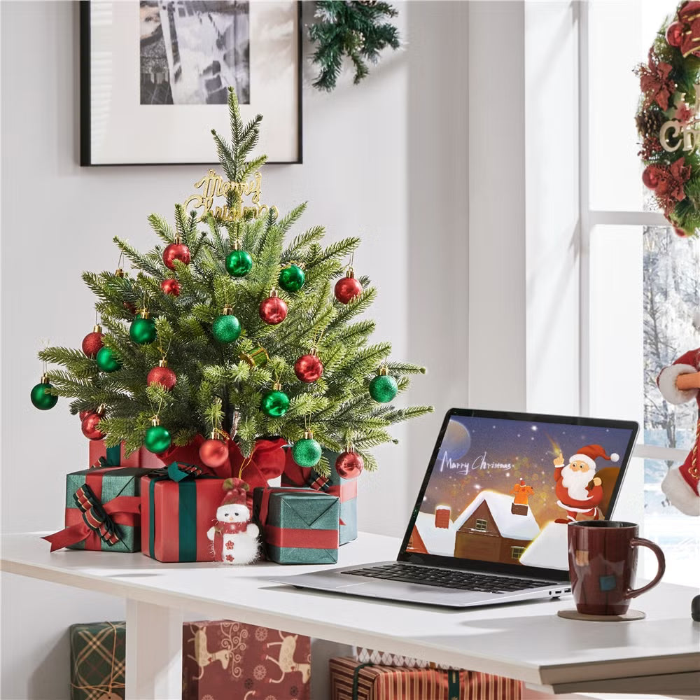 Yaheetech Kunstkerstboom Mini – 61 cm – Voorzien Van 62 Takken En Zware Betonnen Voet En Decoratieve Rode Stoffen Hoes – Voor Tafel En Vensterbank – Groen Polyethyleen En Metaal – 58 x 58 x 61 cm