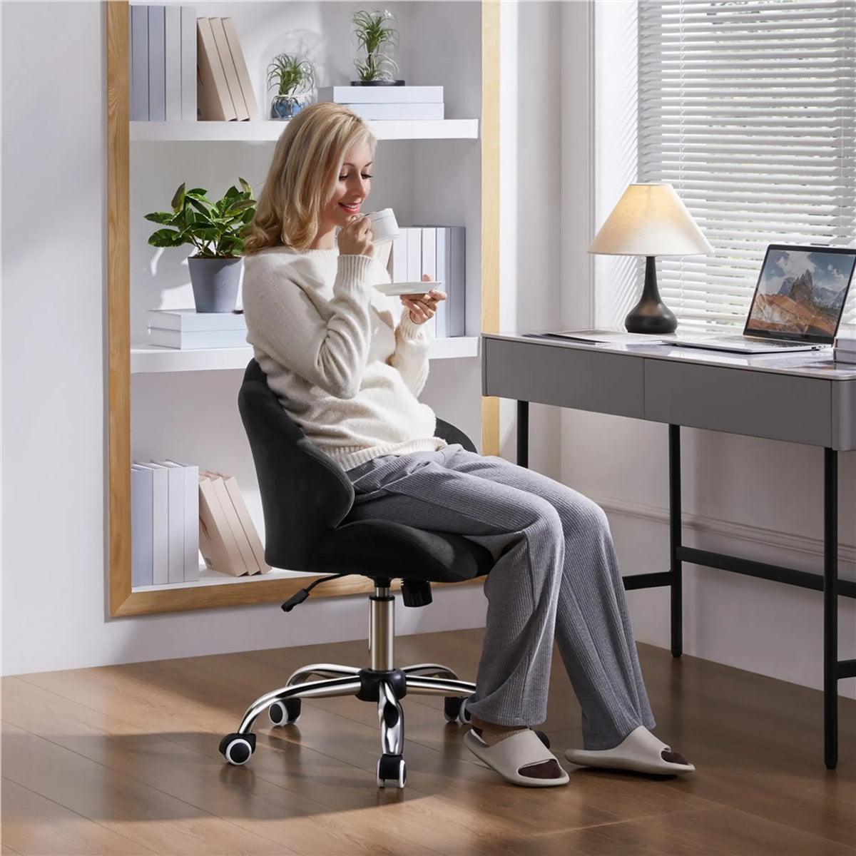 Yaheetech Elegante Draaistoel met Schelpdesign 76,5-86 cm – Strak Zwart – Polyester en Metaal