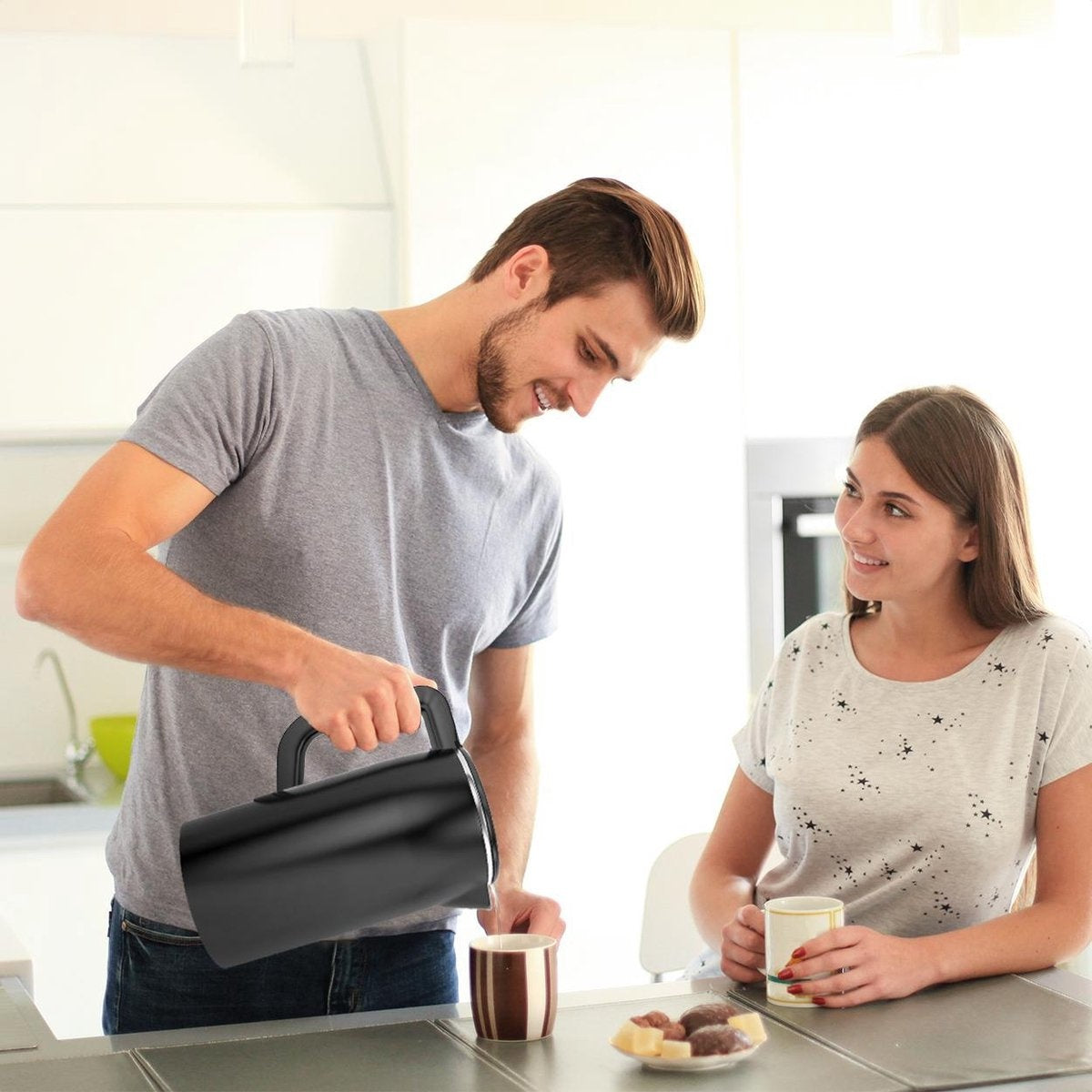 KitchenBrothers Waterkoker - 1.7L - RVS, Kunststof - BPA vrij - 1800W - 22x15.50x26.55 cm - Zwart