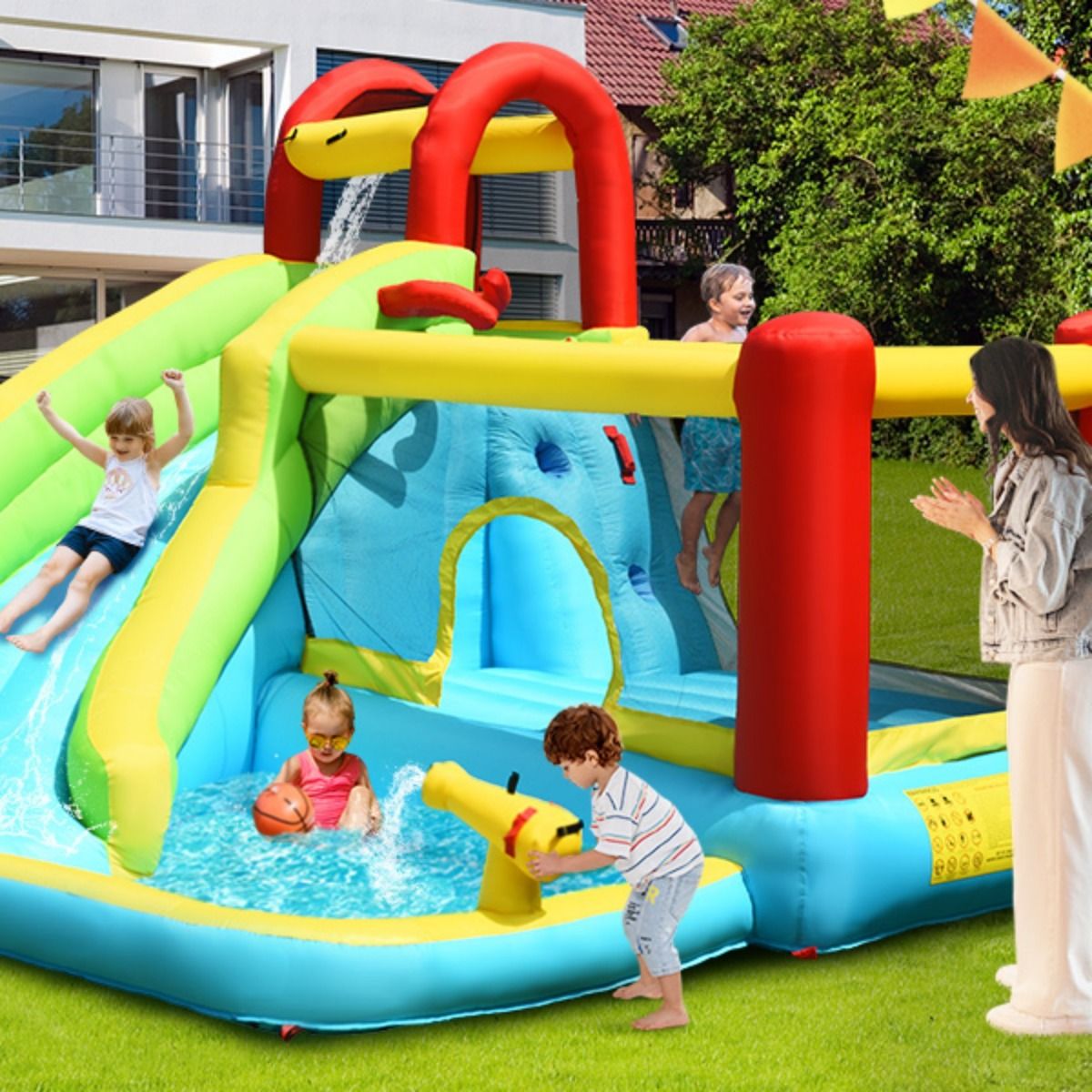 Coast Opblaasbaar Springkasteel 6-in-1 - Gebogen glijbaan - Klimmuur en waterkanon - 320 x 305 x 213 cm