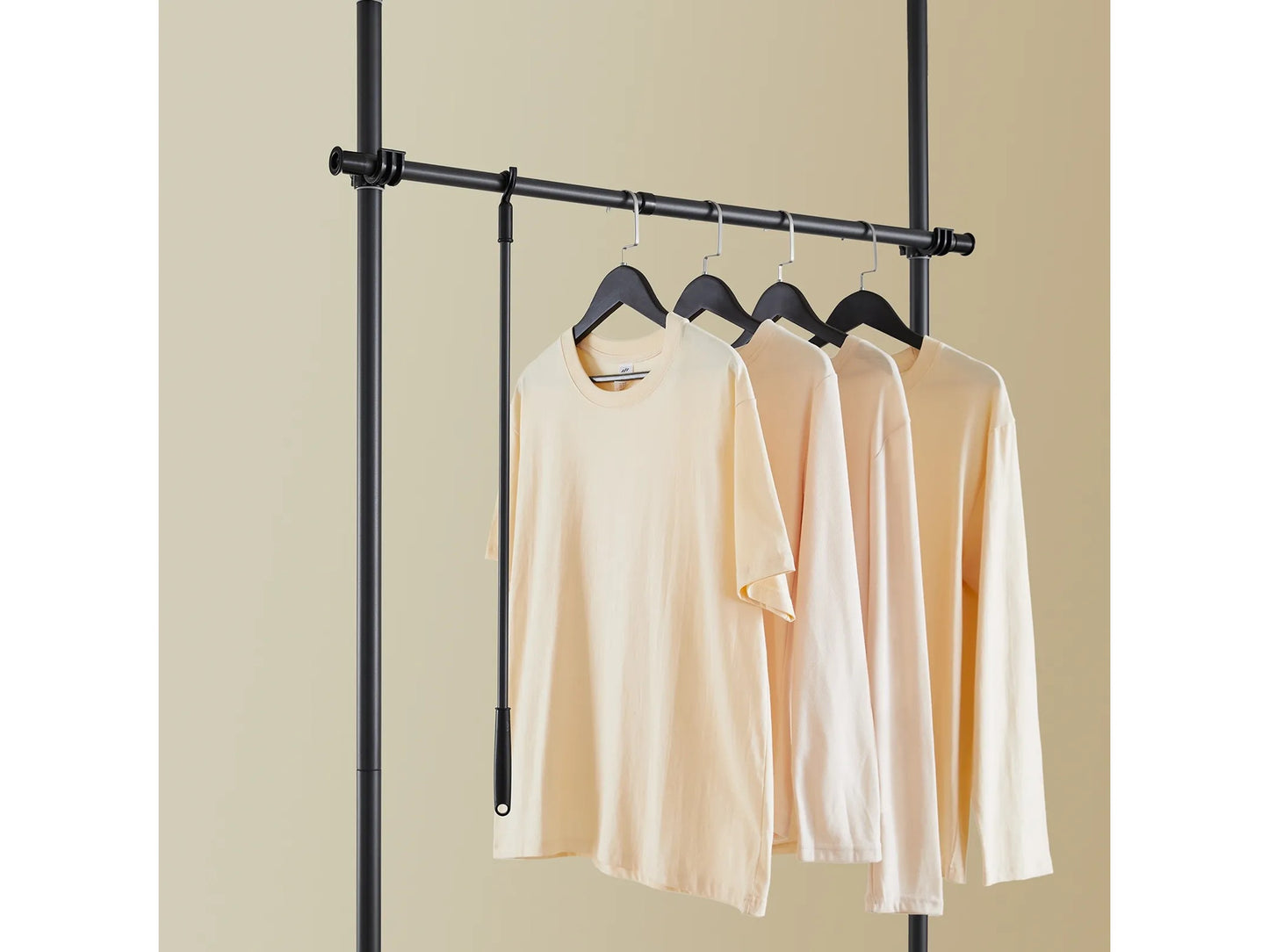 SoBuy Telescopische Vloerhanger – Verstelbare Open Garderobe – Inclusief Stangen en Planken – Zwart
