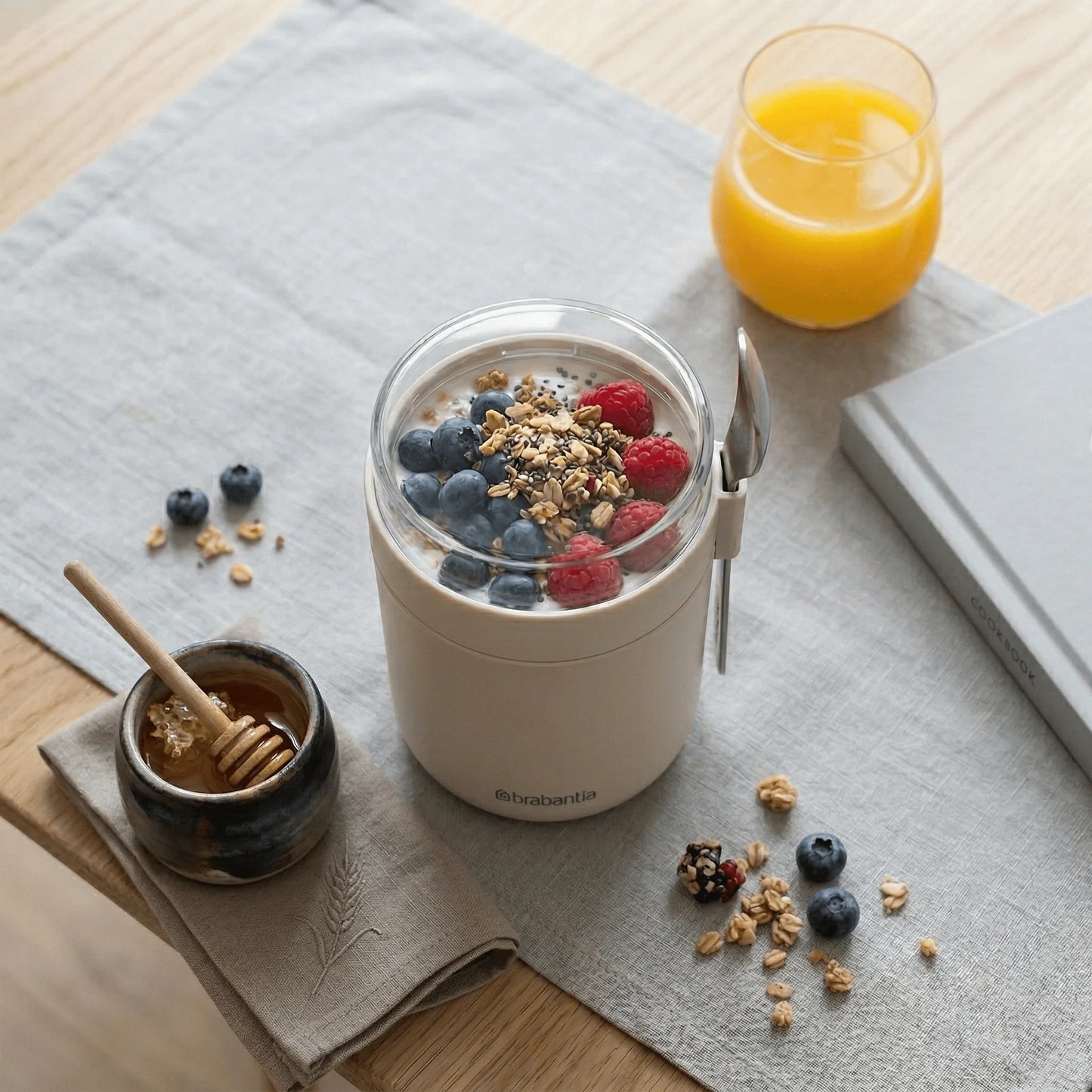 Brabantia Voedselbeker 500 ml inclusief Lepel, Lekvrij, Soft Beige