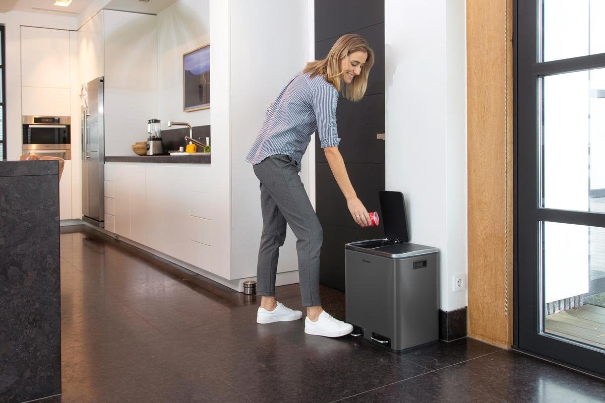 Homra BLINQ Afvalscheiding prullenbak met 2 vakken - 2 x 15 L inhoud - Duo pedaalemmer Grijs - Afvalemmer 30 Liter - Recycle Afvalbak - Grijze Afvalscheidingsprullenbak - Hygiënisch Afval Scheiden - Keuken Vuilbak - Kantoor