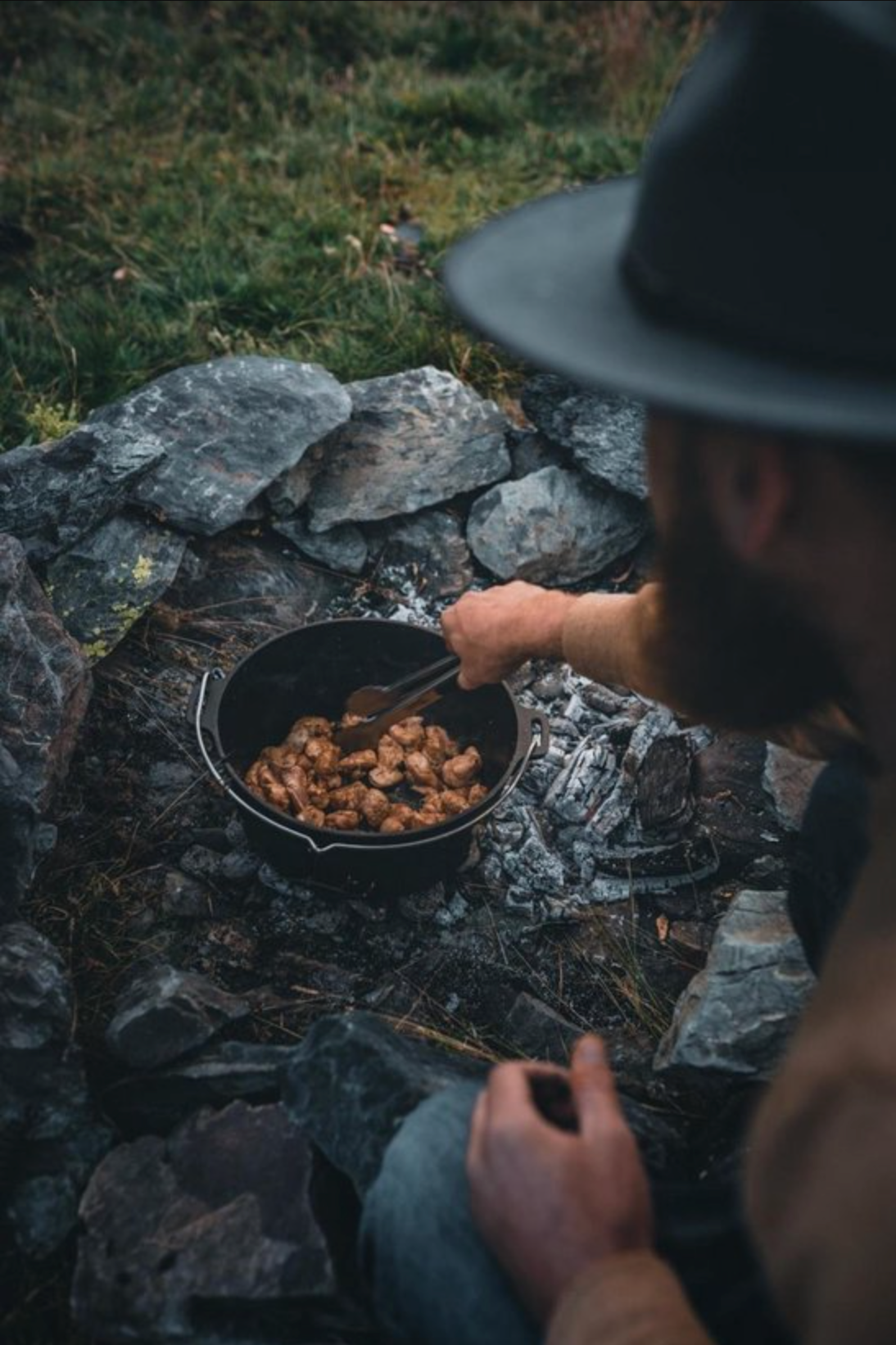 Westerholt Dutch Oven 7,5L - Gietijzeren kookpot met deksel - Voor open vuur en barbecue - Duurzaam en robuust