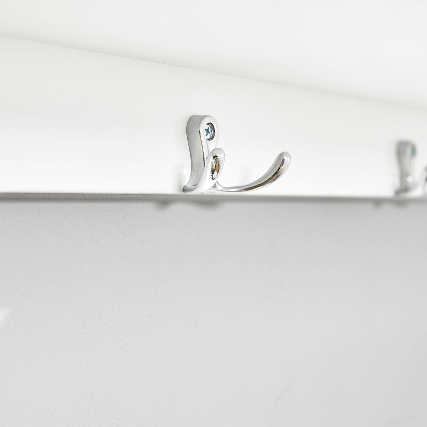 SoBuy Wandgarderobe - Hangrek met 3 manden en 4 haken - Max. 15KG - 80 x 25 x 20 cm - Wit