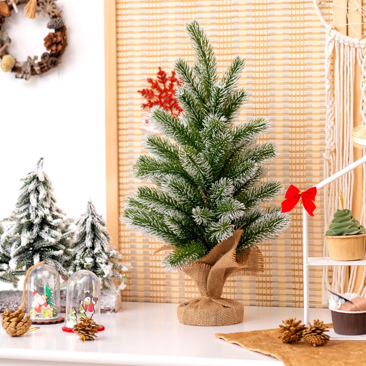 Coast Mini Kunstkerstboom - Tafelmodel met Cementen Standaard - Linnen Doek – 50 cm – Groen met Wit