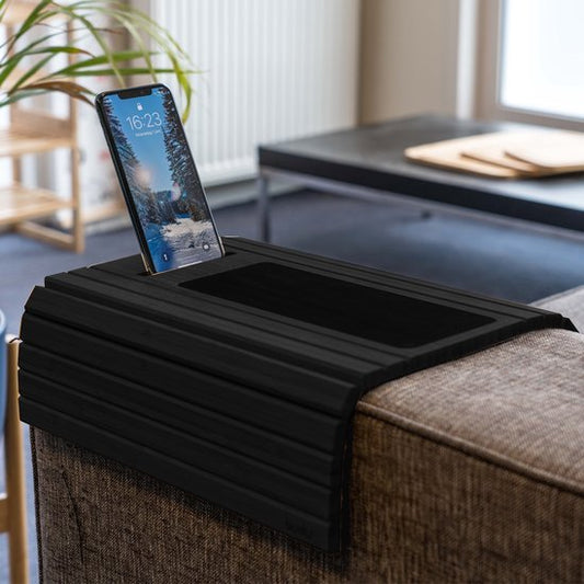 Budu Armleuning dienblad voor bank Zwart – Flexibel – Armleuning organizer – Bamboe hout – Anti slip - Telefoonhouder