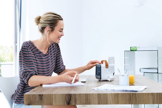Beurer LV 50 Fresh Aircooler - Luchtkoeler & Tafelventilator - Compact - Draagbaar - 3 Snelheden - Incl. fles en micro-USB kabel - 3 Jaar garantie - Wit