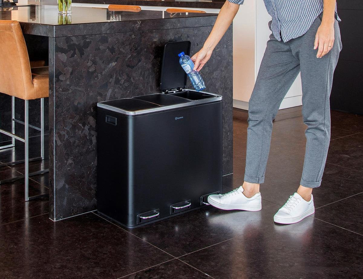 Homra Sparq Pedaalemmer 54 Liter - Zwarte Prullenbak 3 vakken - Trio Prullenbak 3 X 18 Liter - Prullenbak Afvalscheiding - Vuilnisbak voor huishouden en kantoor - Recycle Vuilbak keuken Afvalemmer - Afvalscheidingsprullenbakken