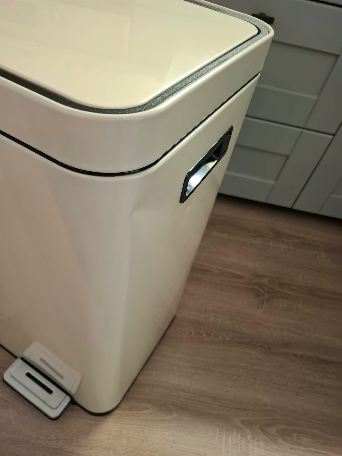 Deleca Recycle Prullenbak - 2 Vakken - 60 Liter (2x30) - Statiegeld container - Pedaalemmer - FreshAura Geurbestrijding - RVS Crème Wit
