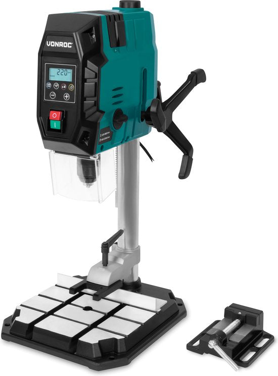 VONROC kolomboormachine 900W – tafelboormachine – digitaal bedieningspaneel met LCD scherm - kruislijnlaser en LED werkverlichting - Incl. snelspanklem, boorklem en parallelgeleider