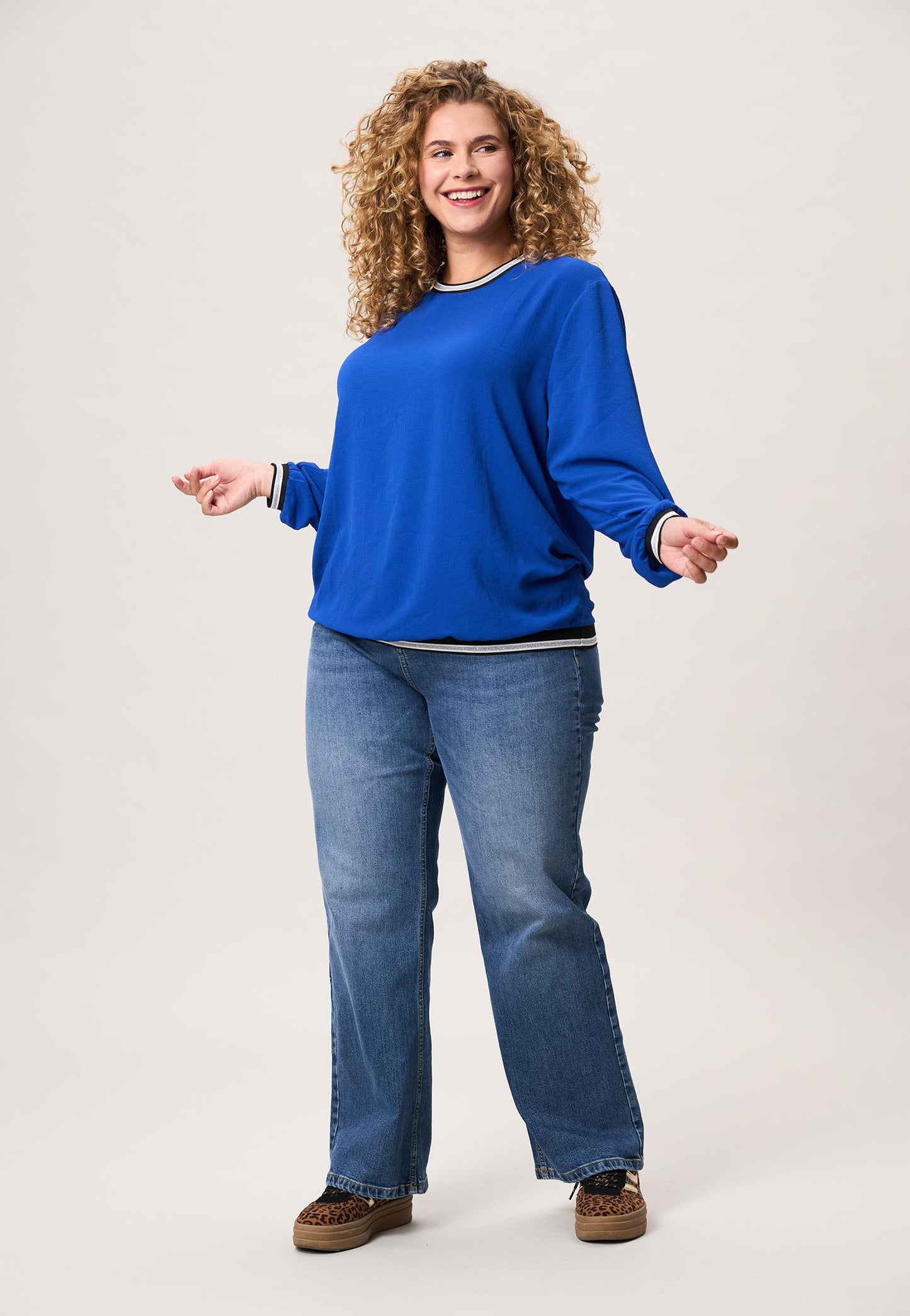 Romy Blouse PL – Kobaltblauw – Maat 48 – Comfortabele Top met Sportieve Details