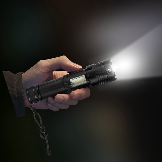 Exortus® Oplaadbare LED Zaklamp - 5000 Lumen - Duurzaam en Waterdicht - 26650 Batterij - COB Verlichting - Opbergdoos - Holster
