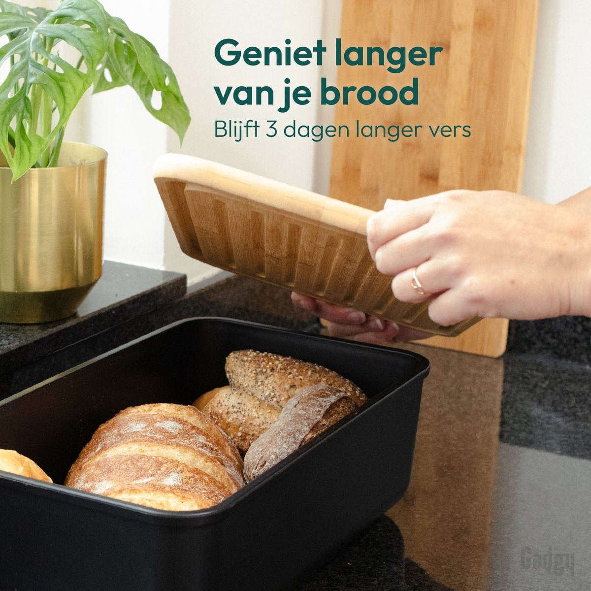 Gadgy Broodtrommel - met Bamboe Deksel – Brooddoos met Snijplank - BPA vrij - 36x19.5x11.5 cm- zwart