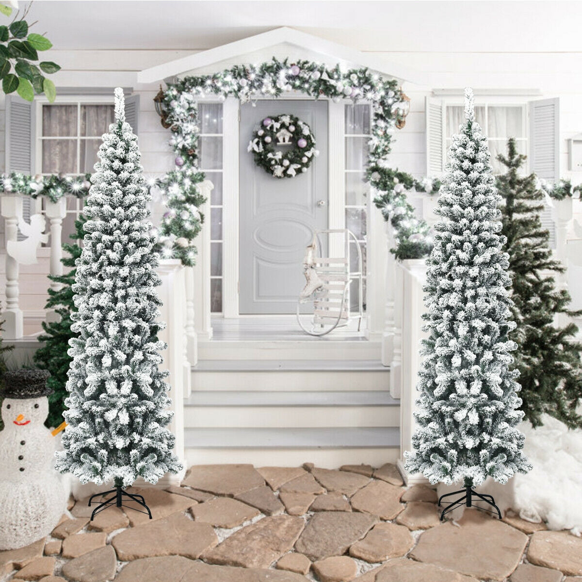 Coast Besneeuwde Slim Kunstkerstboom Wit/Groen – 67 x 229 cm – Pencil Design met 641 Takpunten