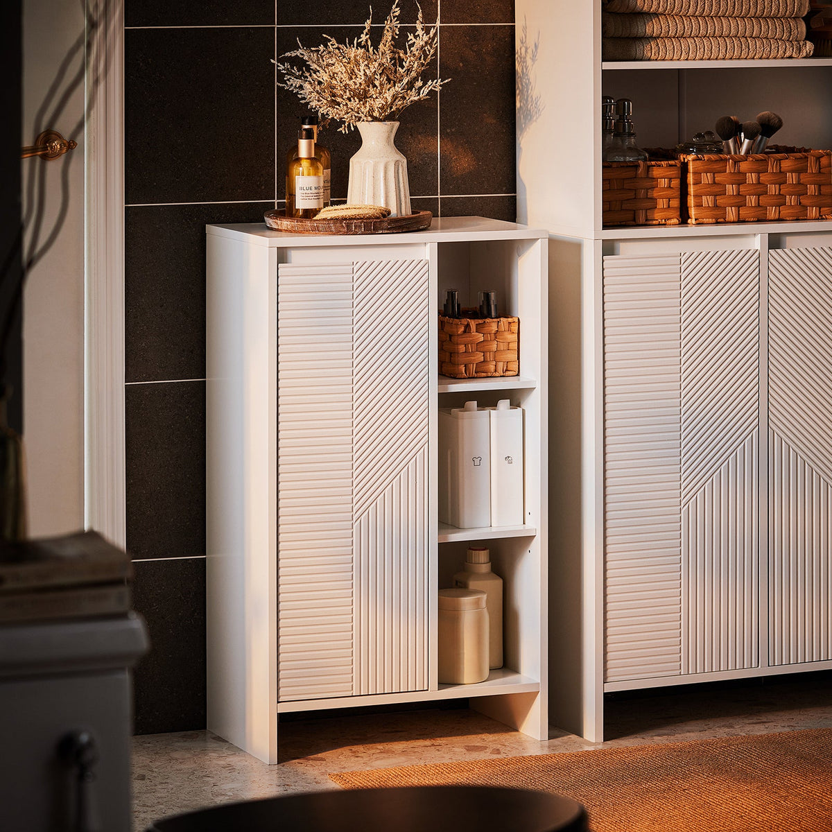 Multifunctionele Badkamerkast – Vrijstaand Wit Badkamermeubel met Deuren en Legplanken – 50 x 86 x 30 cm