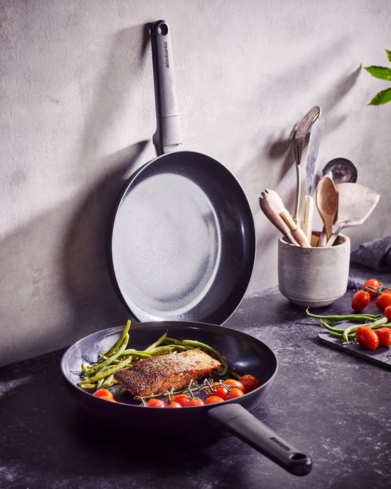 Brabantia NERO Wokpan - Ø 30 cm - 100% PFAS vrij- 100% Gerecycleerd - Keramische antikleeflaag - Geschikt voor inductie