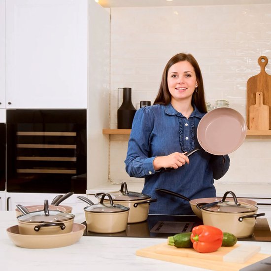 Cook & Pan 9-Delige Pannenset Taupe of Mind - PFAS vrij - Alle Warmtebronnen - Pannen Set met 7 jaar Garantie - Krasbestendige Anti Aanbaklaag - Vaatwasserbestendig - Gas, Inductie, Elektrisch, Oven - Koekenpan, Wokpan, Steelpan, Hapjespan, Kookpot