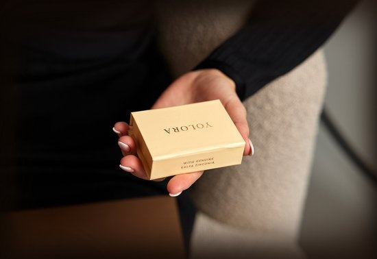 Yolora Dames Oorbellen – Zilverkleurige Oorringen met Kalpa Camaka Kristallen – 18K Witgoud Verguld – Inclusief Luxe Giftbox – Perfect Moederdag Cadeau