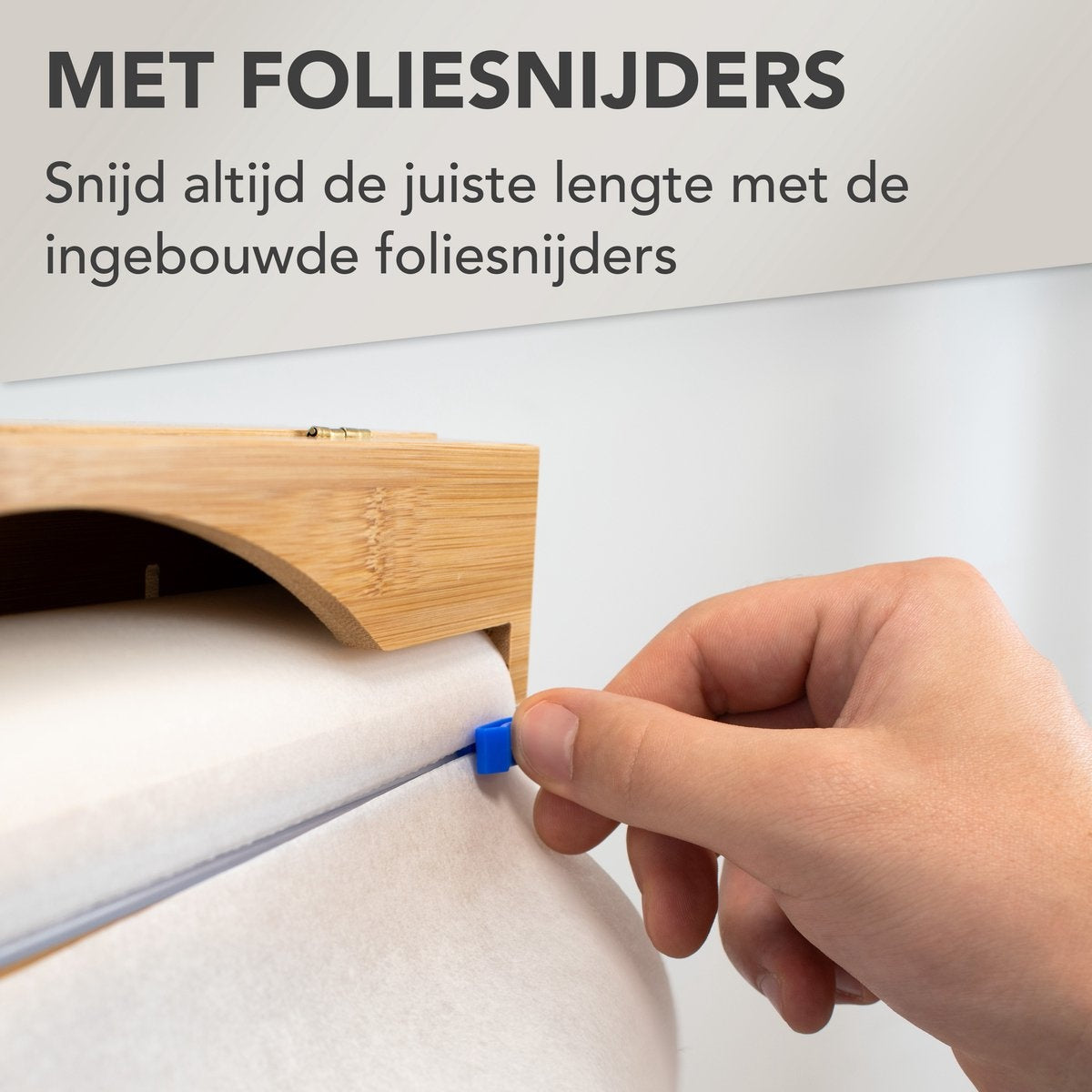 Nimma Rollenhouder - Keukenrolhouder en Foliehouder in 1 - Incl. Ophangsysteem en Foliesnijder - Geschikt voor 3 Rollen Folie - Bamboe
