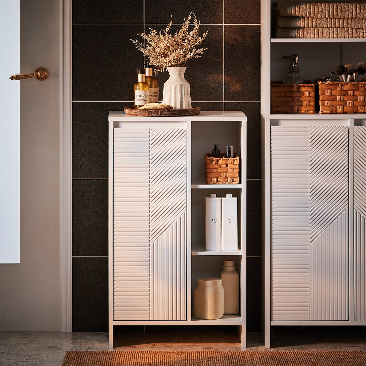 Multifunctionele Badkamerkast – Vrijstaand Wit Badkamermeubel met Deuren en Legplanken – 50 x 86 x 30 cm
