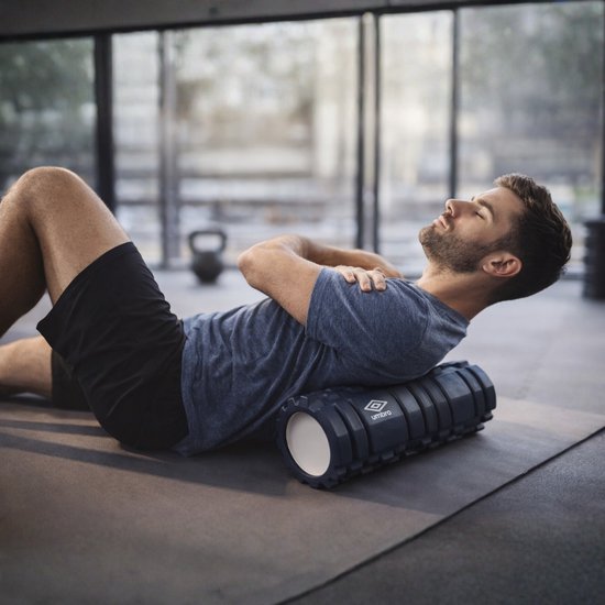 Umbro Foam Roller - Massage Roller - Sport en Fitness - Verlicht de Spieren - Zwart - 14 x 33 Centimeter