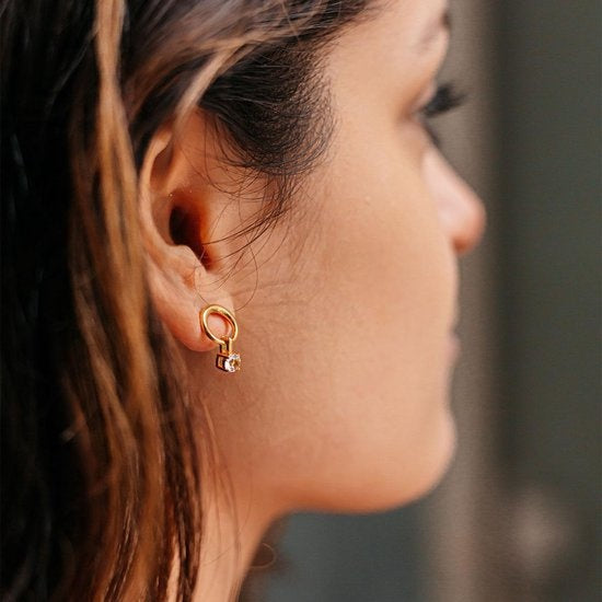 Yolora Dames Oorbellen met Kalpa Camaka Kristallen - Goudkleurig - 18K Geelgoud Verguld - Vrouwen Oorhangers Goud - Oorknoppen - Sieraden - Luxe Giftbox - Geschenkdoos - Cadeau doos - Exclusieve Geschenkverpakking - Mooie Cadeauverpakking