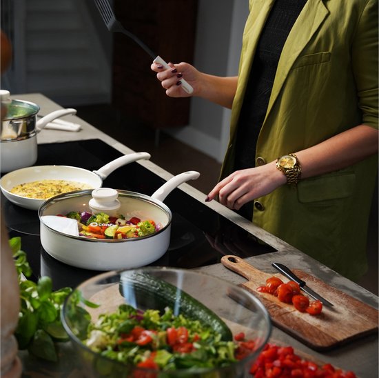 COOCK 19-Delige Pannenset Inductie - Speciale Anti-Aanbak Coating - Ergonomische Koudgrepen - Gerecycled Aluminium - koekenpannenset - kookpottenset - Wit - Inclusief Onderzetters en E-book
